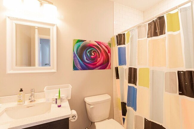 Building Photo - Graduate Hospital Three Bed Apartment