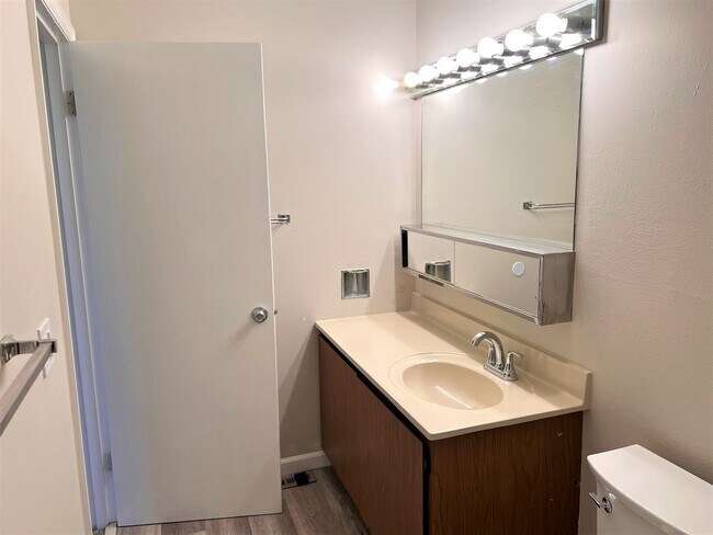 Building Photo - Updated 2 bedroom Townhome - University City