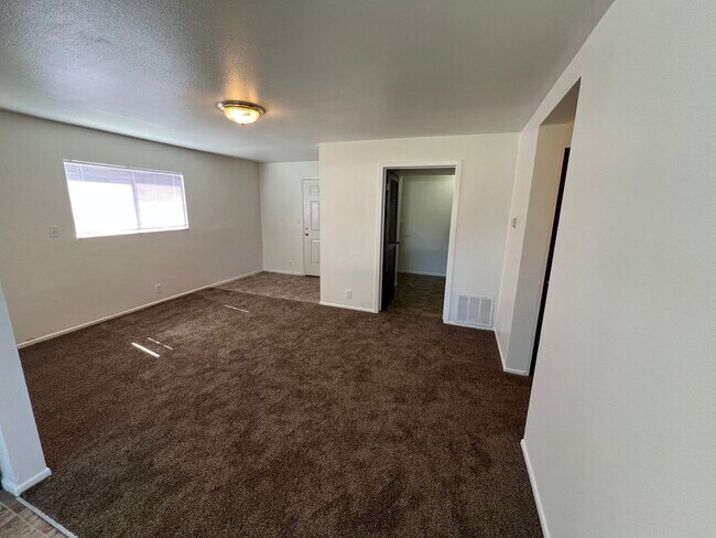 Building Photo - 2 Bed 2 Bath newly remodeled downstairs Unit