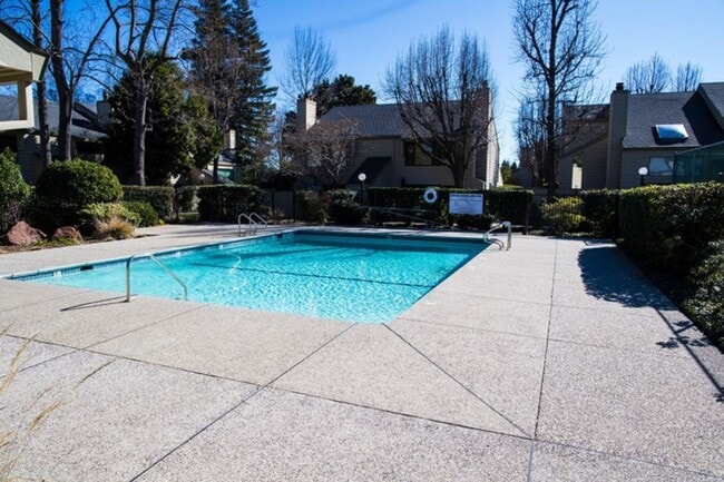 Building Photo - 3 bedroom, 2 ½ bath townhouse, located in The Grove gated community