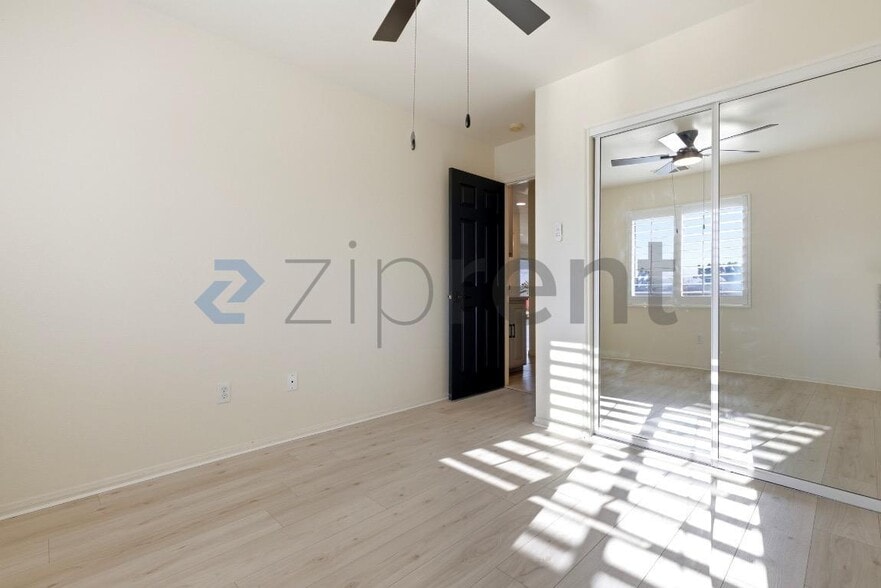 Building Photo - Unit