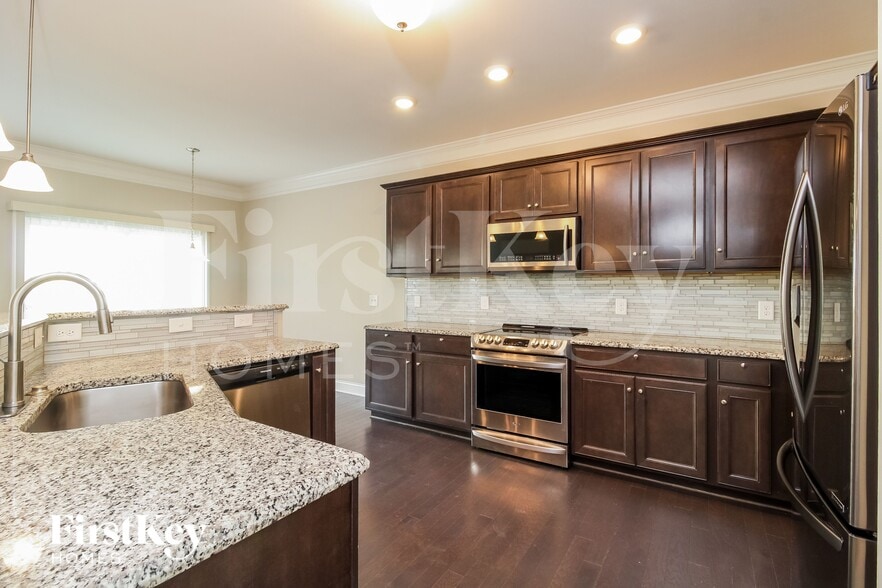 Building Photo - 2207 Talon Dr