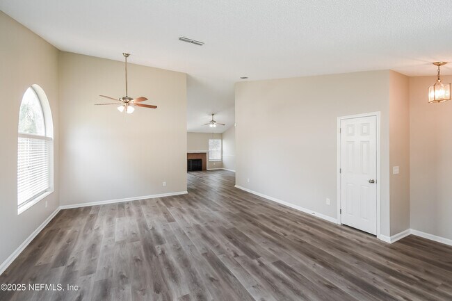 Building Photo - 8854 Rose Hill Dr N