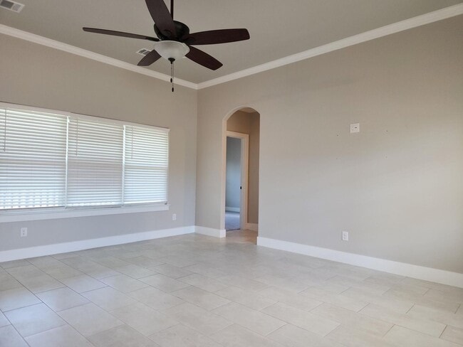 Building Photo - Spacious Home