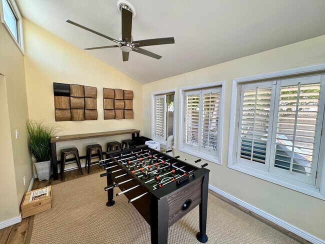 Building Photo - 8238 E Vista Dr