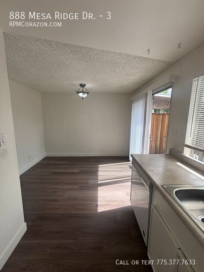 Building Photo - 888 Mesa Ridge Dr