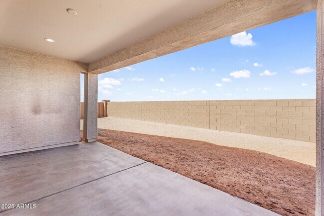 Building Photo - 18570 W Honeysuckle Dr