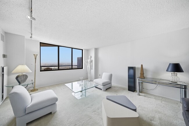 Building Photo - 2103 Harmon Cove Tower