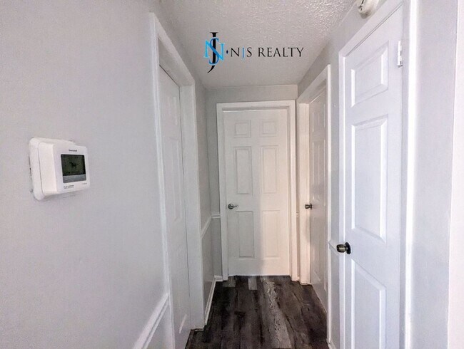 Building Photo - REDUCED!! NEW FLOORS, NEW PAINT INSIDE & OUT.. 2/1/1 with a bonus room! just minutes from downtow...