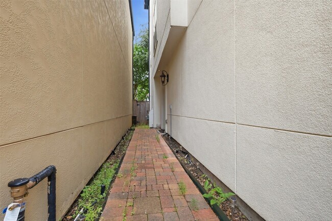 Building Photo - 1665 Upland Lakes