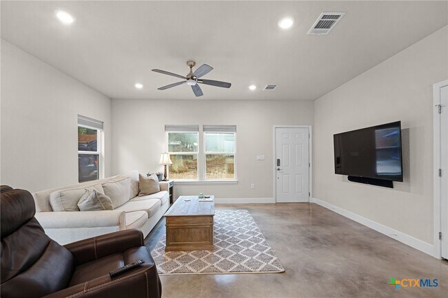 Building Photo - 446 W Overlook Dr