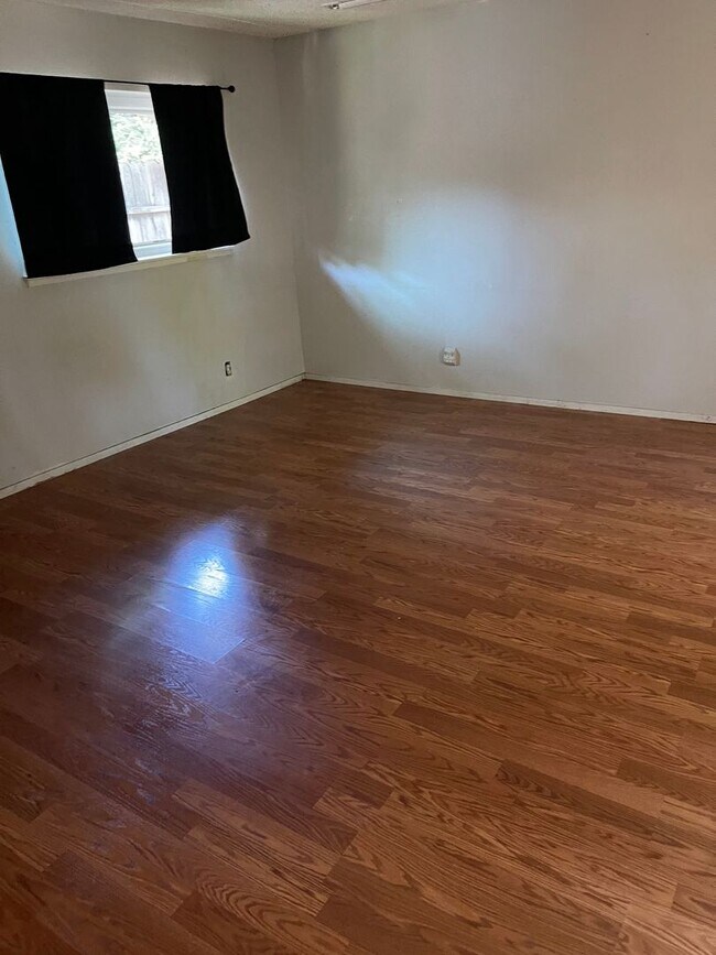 Building Photo - 5 Bedroom, 3 Bath Home in East Davis-$500 Off 1st Month's Rent