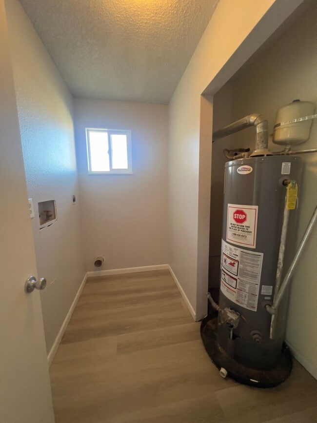 Building Photo - 4 bedroom 1 Bath w/ fenced yard