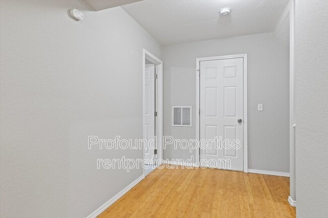 Building Photo - 7533 SW Applegate Dr