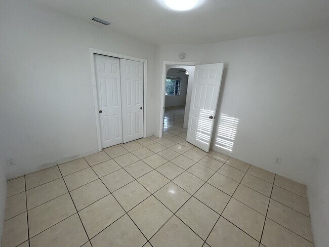 Building Photo - "Charming 3-Bedroom Home in St. Petersburg with Spacious 1,199 Sq Ft Layout!"