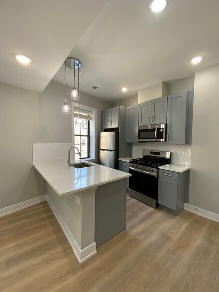 Building Photo - 440 W Belden Ave