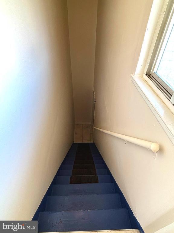 Building Photo - 819 Creek Rd