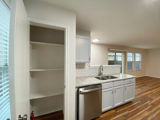 Building Photo - Washer/Dryer Included – Move-In Ready Home in Hills of Shaenfield!