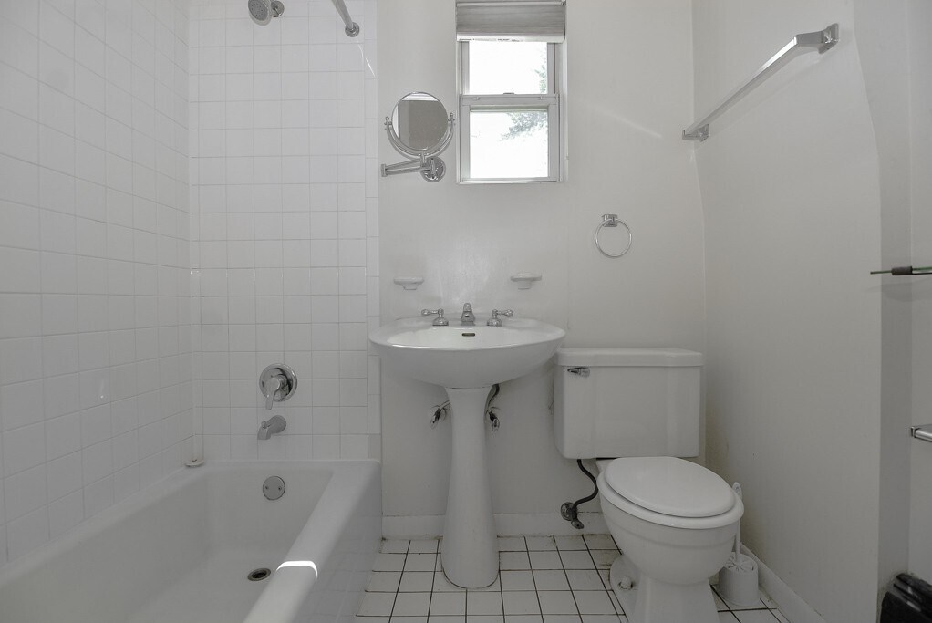 Building Photo - 1437 W Warner Ave