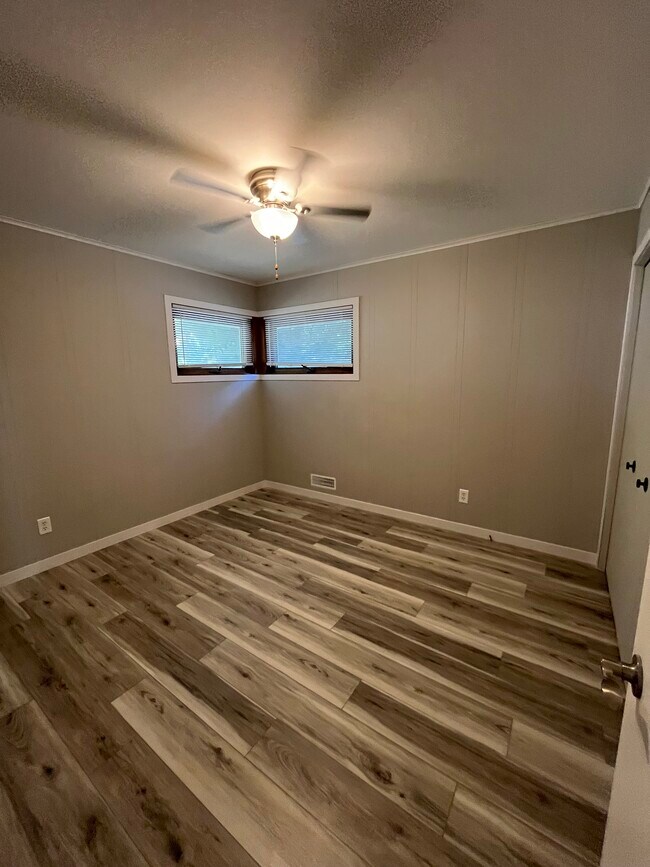 Building Photo - 10441 York Ave S