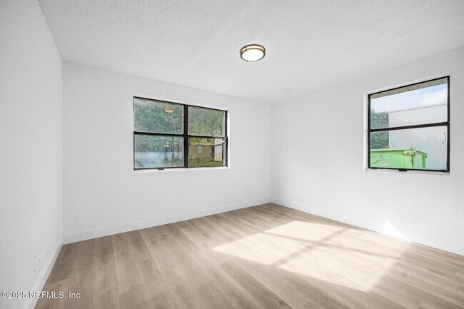 Building Photo - 2057 Blair St