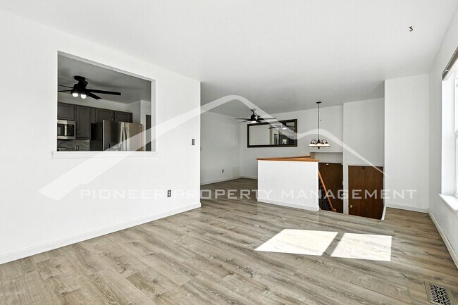 Building Photo - Spacious Home with Washer/Dryer and Centra...