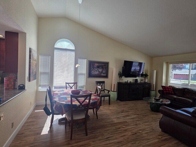 Building Photo - Northwest 4 bedroom, 2 bath with AMAZING Views