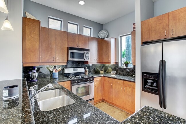 Building Photo - 408 Parker St