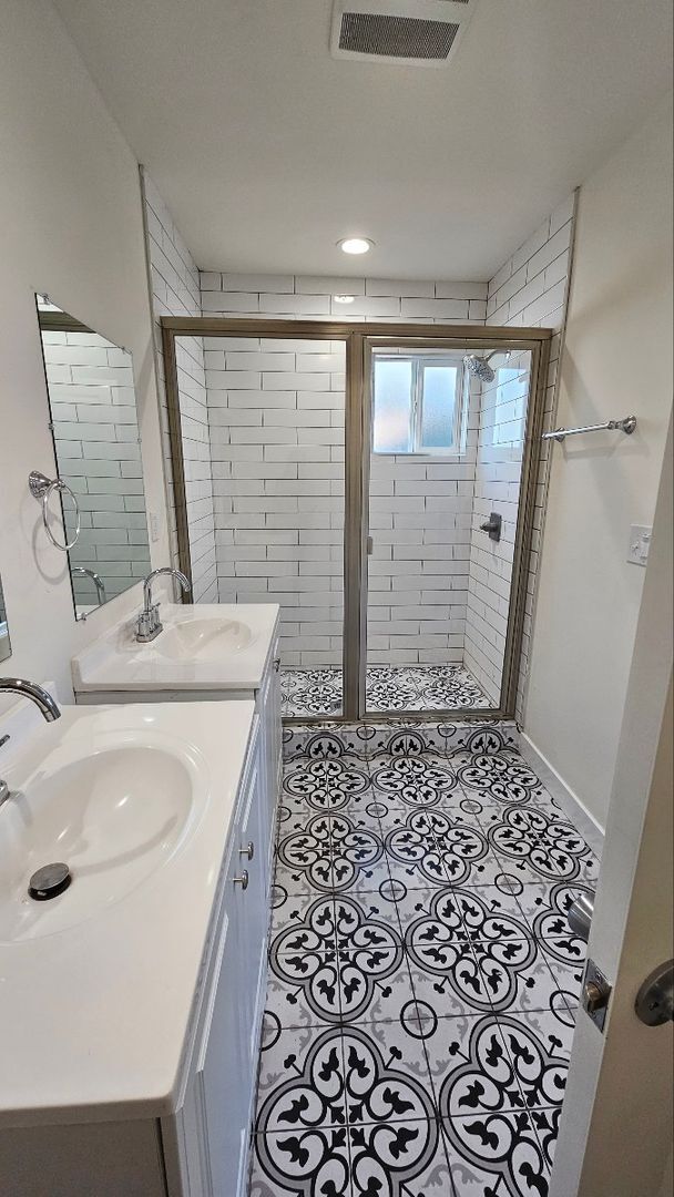 Building Photo - 326 E 73rd St