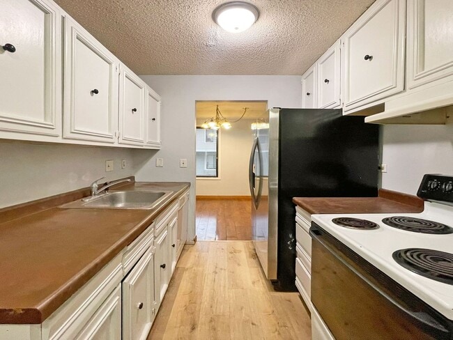 Building Photo - Spacious End-Unit Townhome with Fireplace, Family Room, 2-car Garage, Community Pool & Playground...