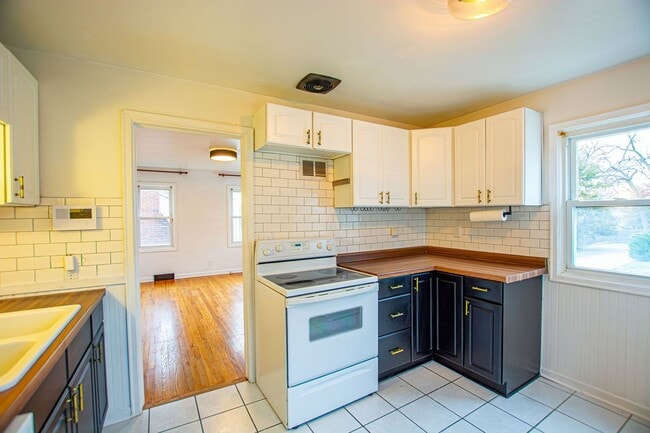 Building Photo - Adorable 2 Bedroom / 2 Bath Home in Aksarben with Washer/Dryer and Fenced Backyard!