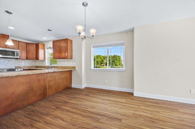 Building Photo - 4 bedrooms, 2.5 bathrooms with attached garage. This large unit is 3 floors!  Rent of $2900.00 in...