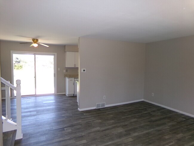 Building Photo - 4 Woodbine Ct