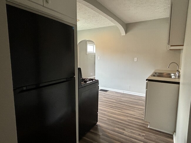 Building Photo - 1401 N Gladstone Ave