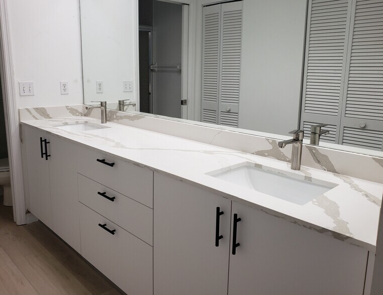 masterbath room - 859 Tanbark Dr