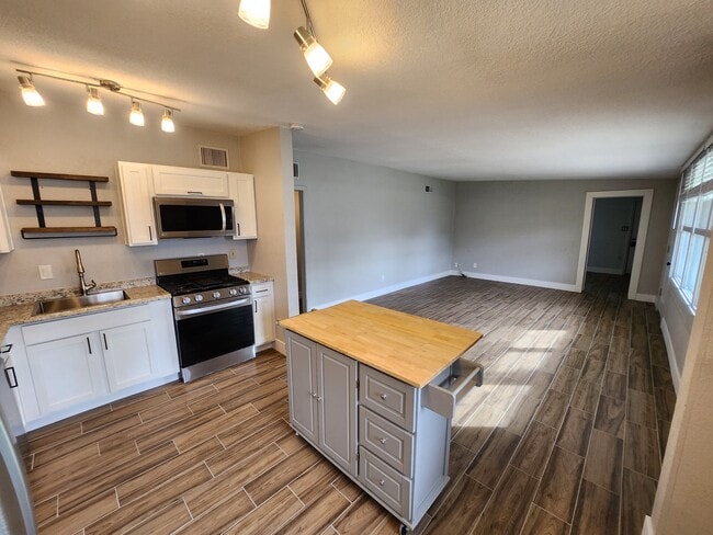 Building Photo - 1405 S Farmer Ave