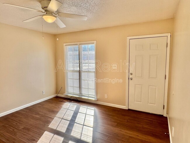 Building Photo - 641 Groveland Dr