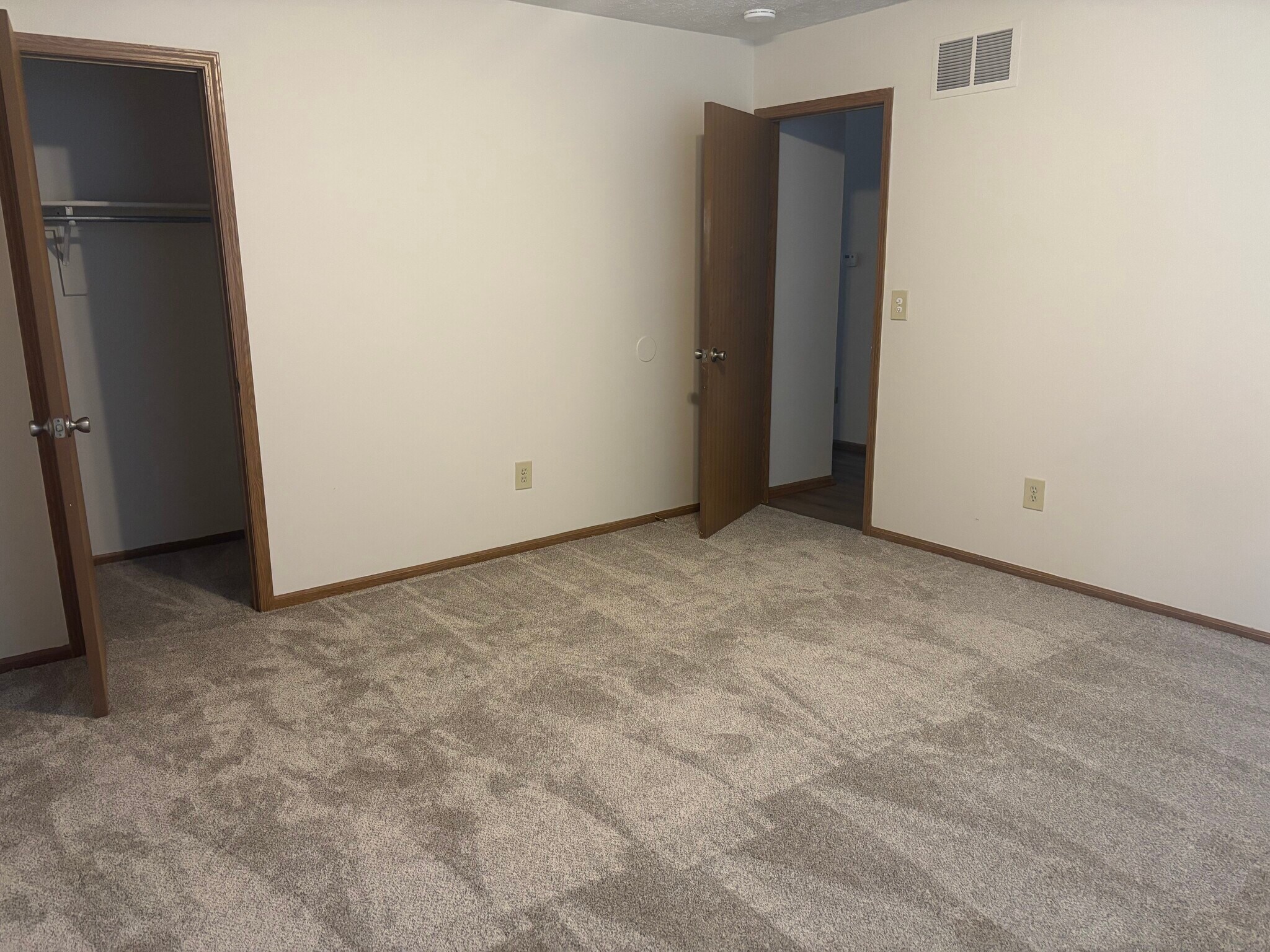 Building Photo - 2404 Deerfield Dr