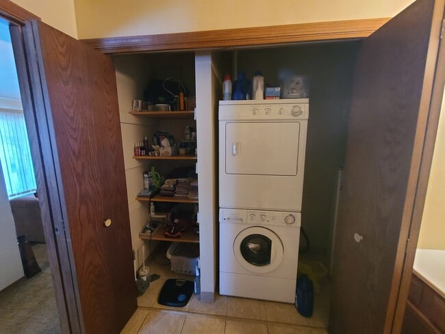 Building Photo - 1 Bed, 1 Bath 930 Sq Ft 2nd Floor