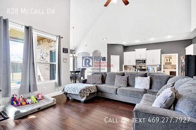 Building Photo - 828 McCall Dr