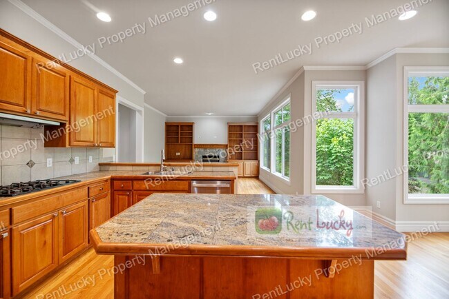Building Photo - Like-New and HUGE 5-Bedroom Home in Prime Bellevue Location!!