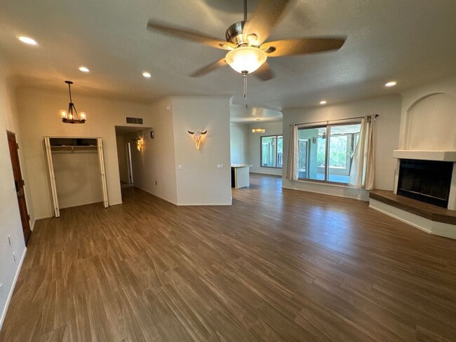 Building Photo - 9731 E Kleindale Rd