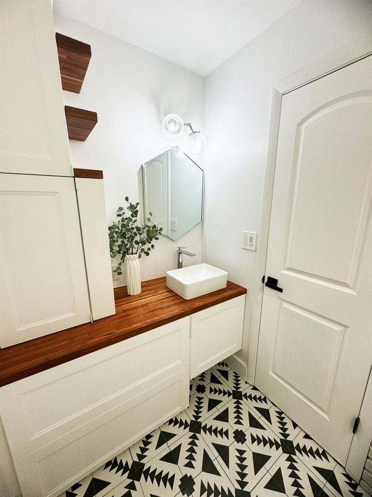 Building Photo - 321 Sandtree Dr