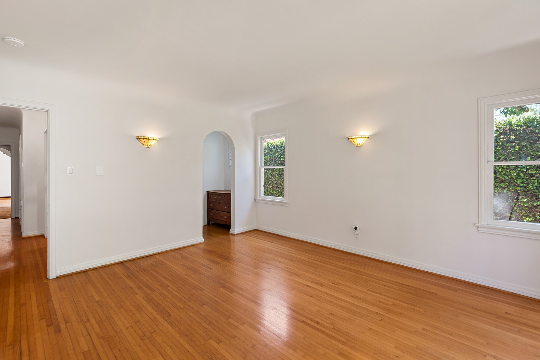 Building Photo - 10733 Wellworth Ave