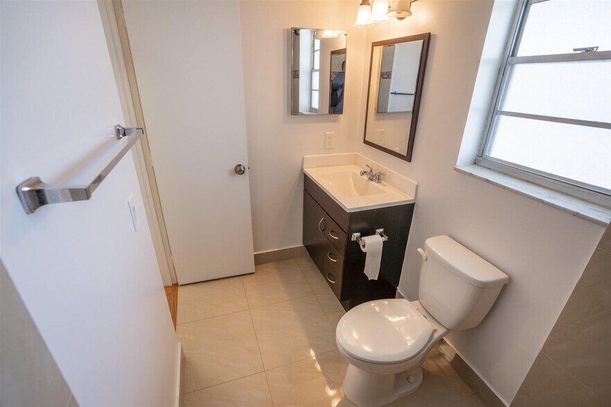 Building Photo - 1113 Lake Ter