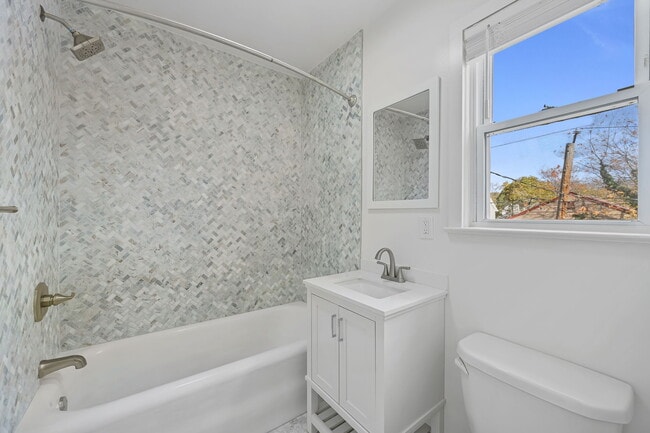 Building Photo - 158 Henry St