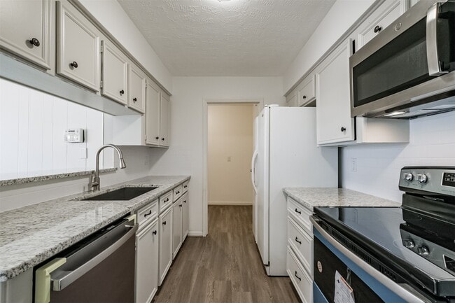 Building Photo - 3311 Palm Desert Ln