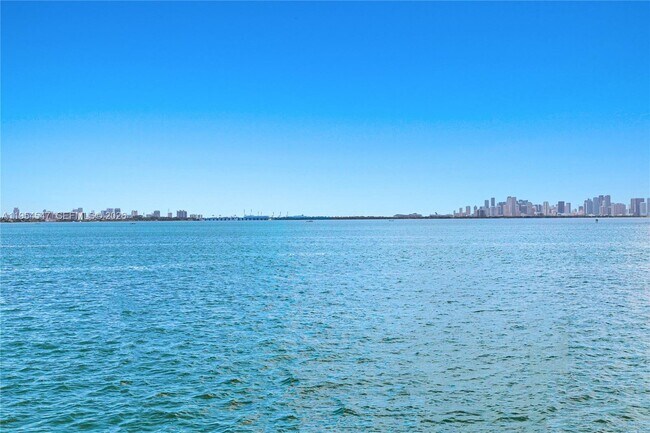 Building Photo - 1930 Bay Dr