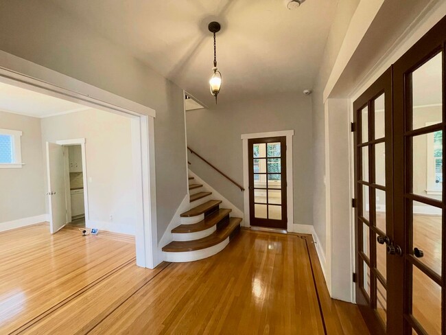 Building Photo - Elegant 4BR 2.5Bath Home with Fenced Yard & Garage Across from Seattle Prep**2 weeks free**