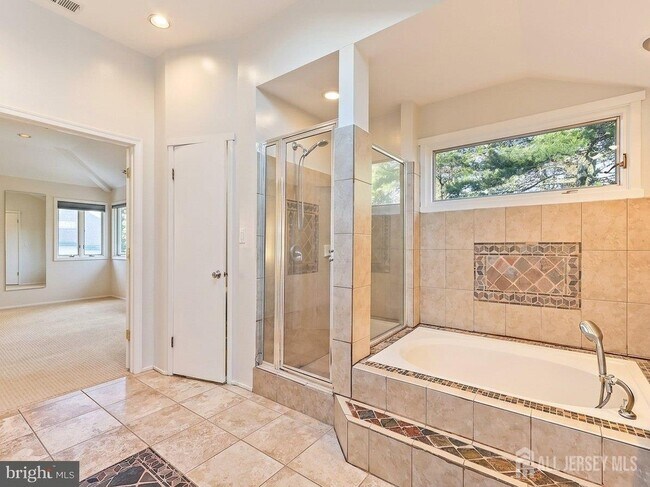 Building Photo - 540 Sayre Dr